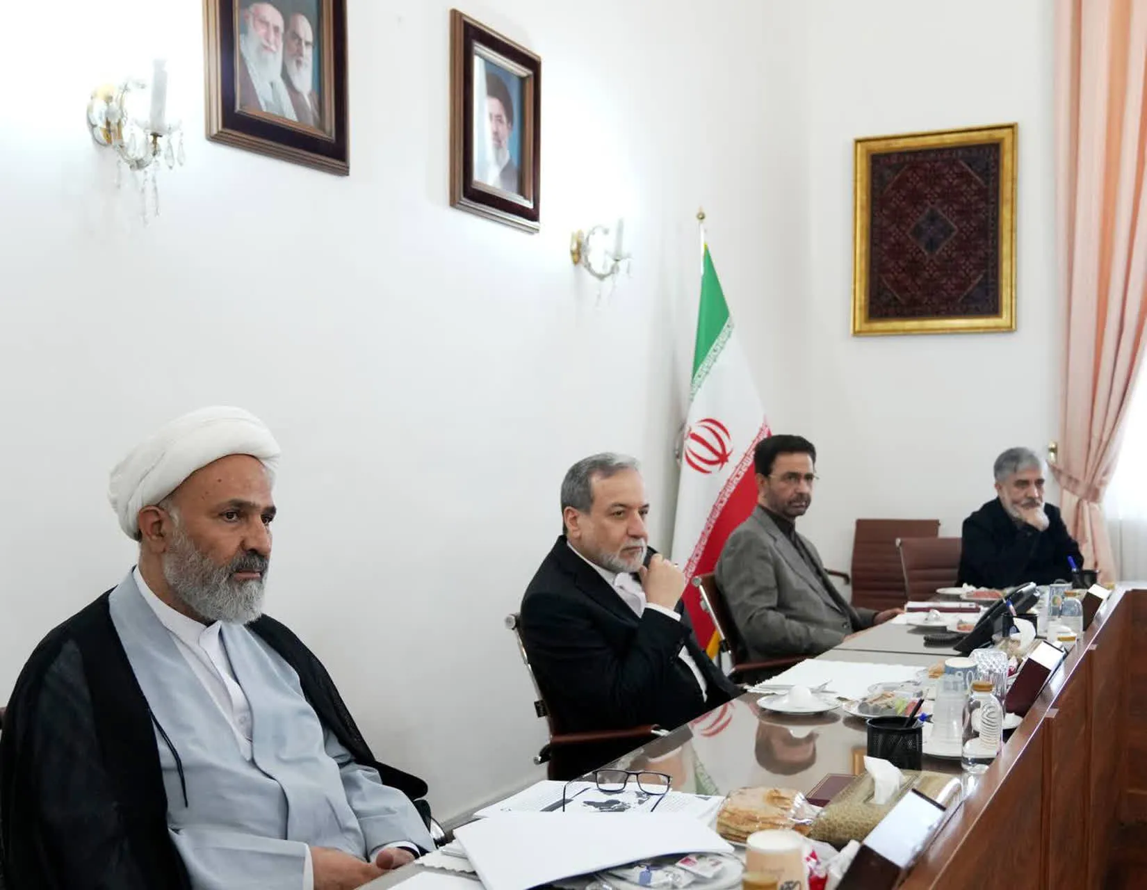 دیدار اعضای هیأت رئیسه مجمع استان‌های شرق کشور با وزیر امور خارجه
