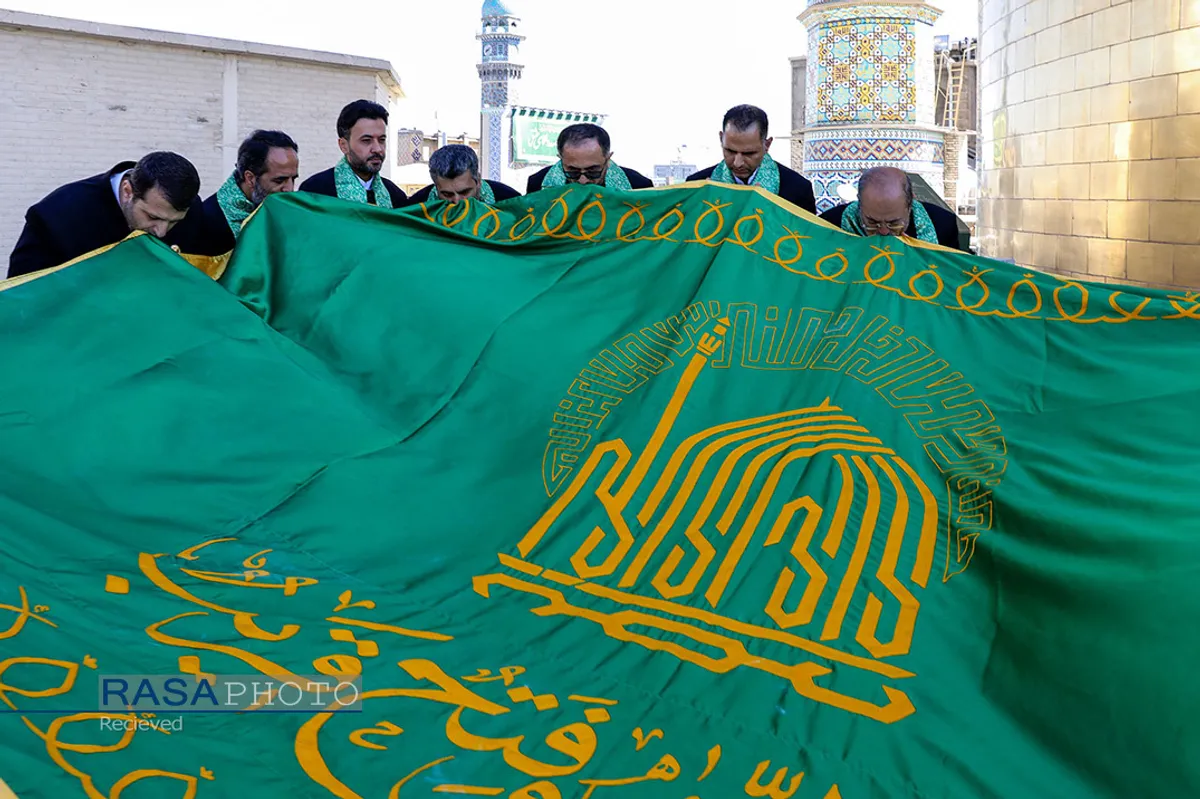 آیین تعویض پرچم گنبد منور رضوی در روز میلاد امام رضا(علیه&zwnj;السلام)
