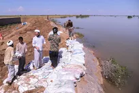 همبستگی مردم و طلاب برای ایستادگی در برابر سیل | جهاد ادامه دارد