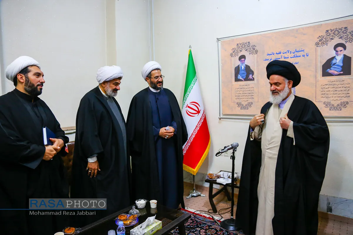 دیدار معاون فرهنگی اوقاف با آیت الله حسینی بوشهری&lrm;&lrm;