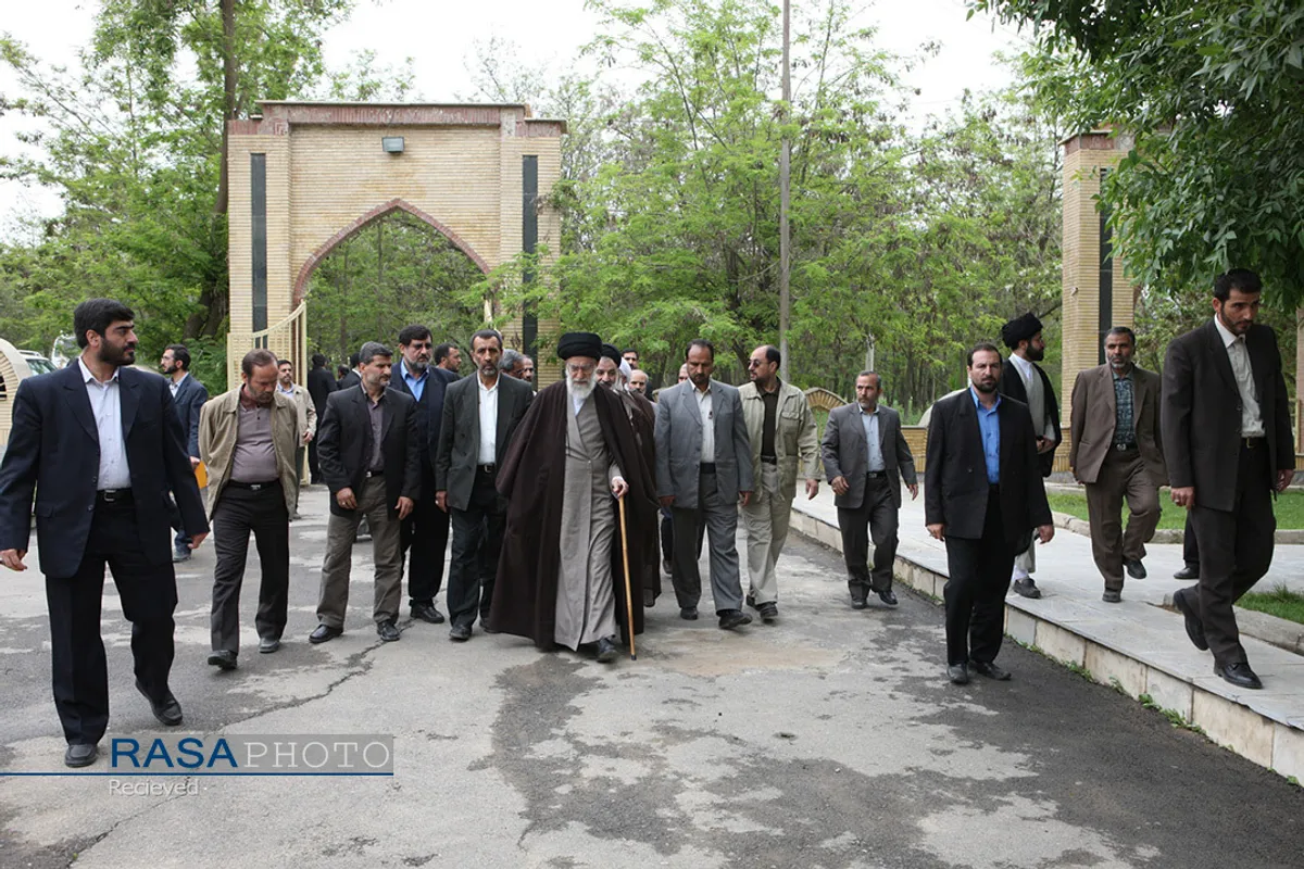 بازنشر | حضور رهبر انقلاب در گلزار شهدای مریوان در سال ۱۳۸۸