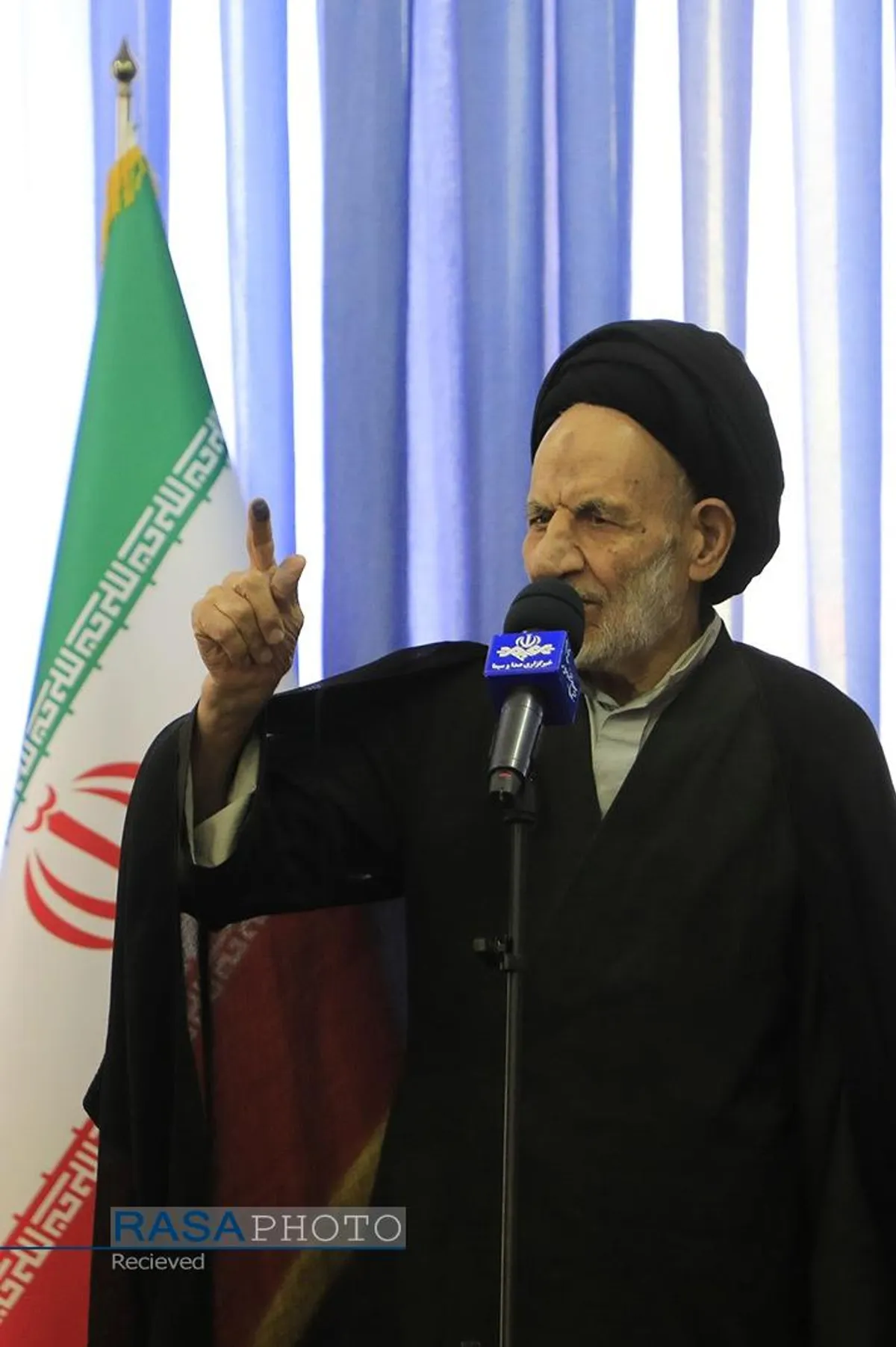 حضور حجت الاسلام و المسلمین عبادی نماینده ولی فقیه در خراسان جنوبی در پای صندوق رای دومین دوره چهاردهمین انتخابات ریاست جمهوری