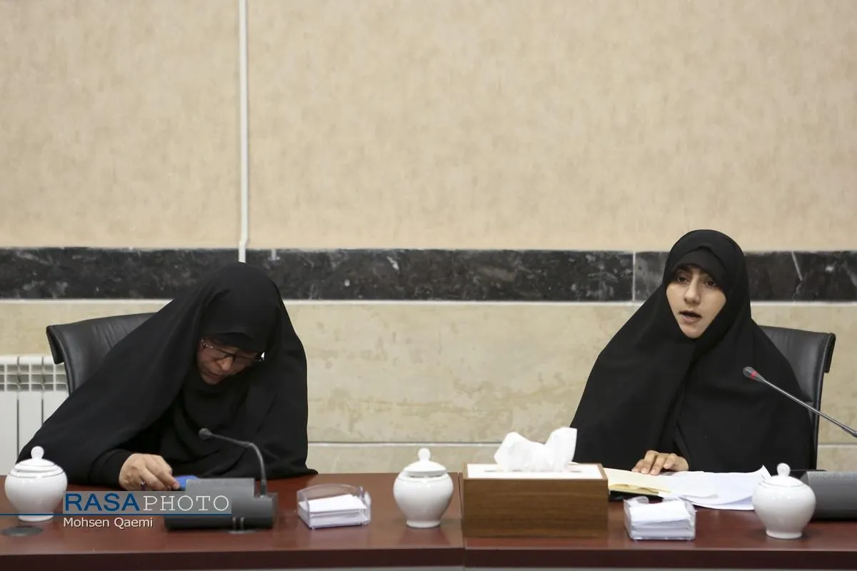 نشست هم&zwnj;اندیشی بانوان و آیین تشییع امام شهید انقلاب