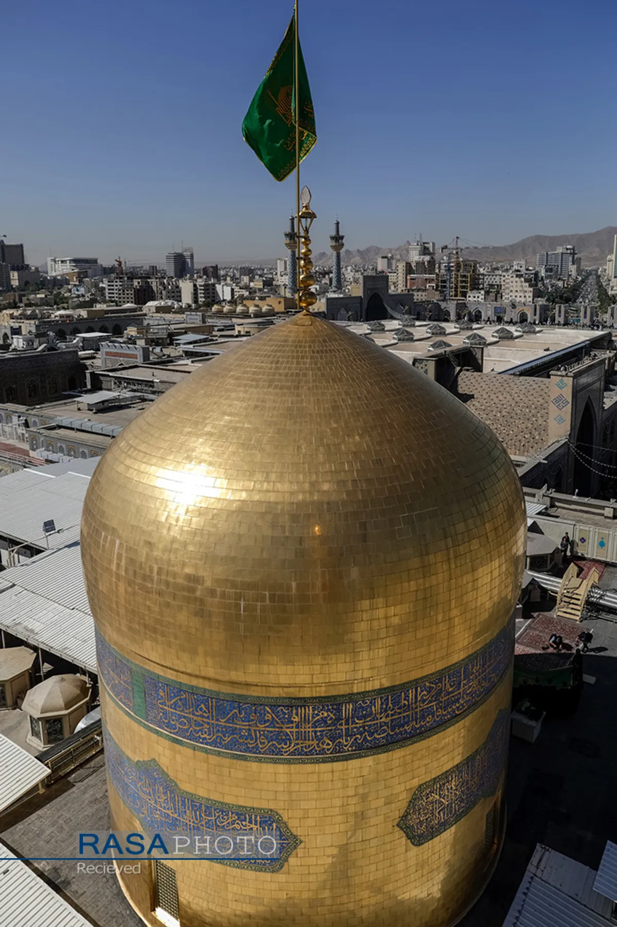 آیین تعویض پرچم گنبد منور رضوی در روز میلاد امام رضا(علیه&zwnj;السلام)