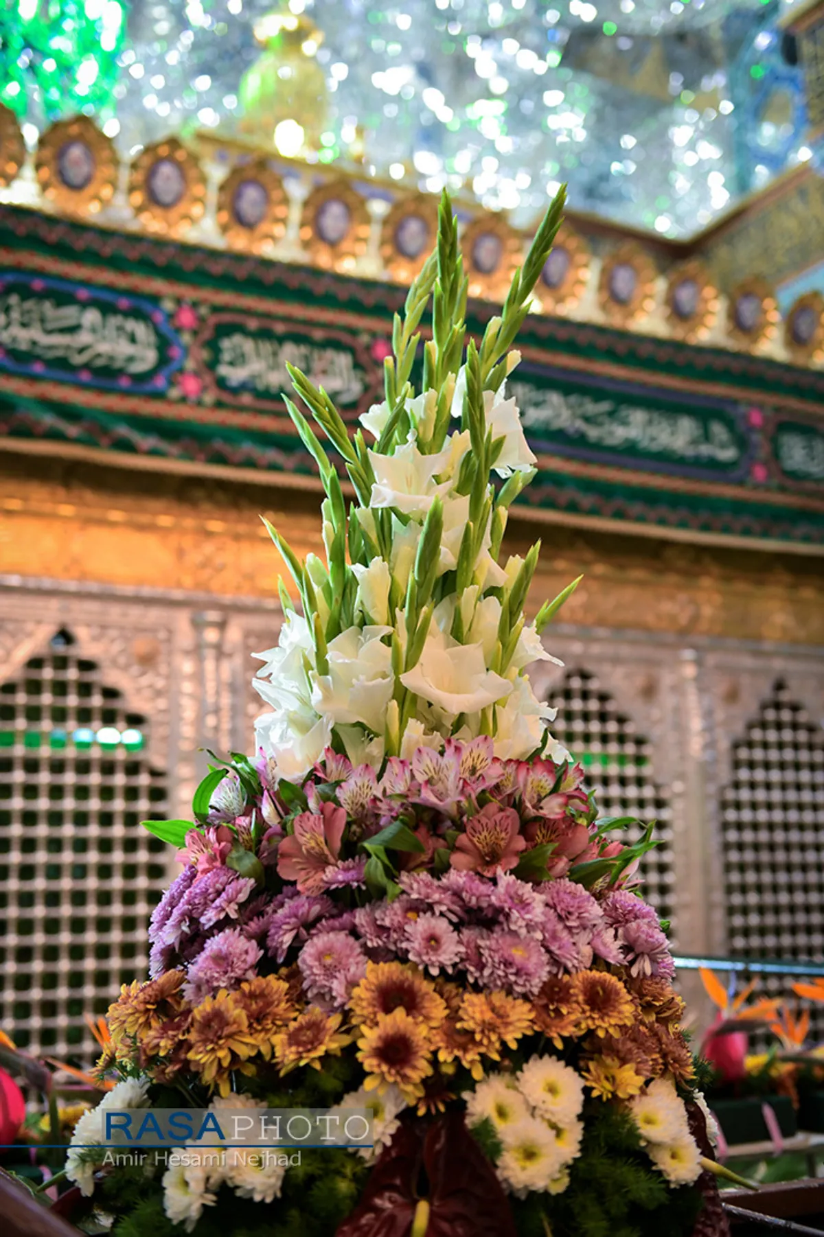 گل&zwnj;آرایی ضریح مطهر حضرت معصومه (س) در شب میلاد پیامبر اعظم (ص)