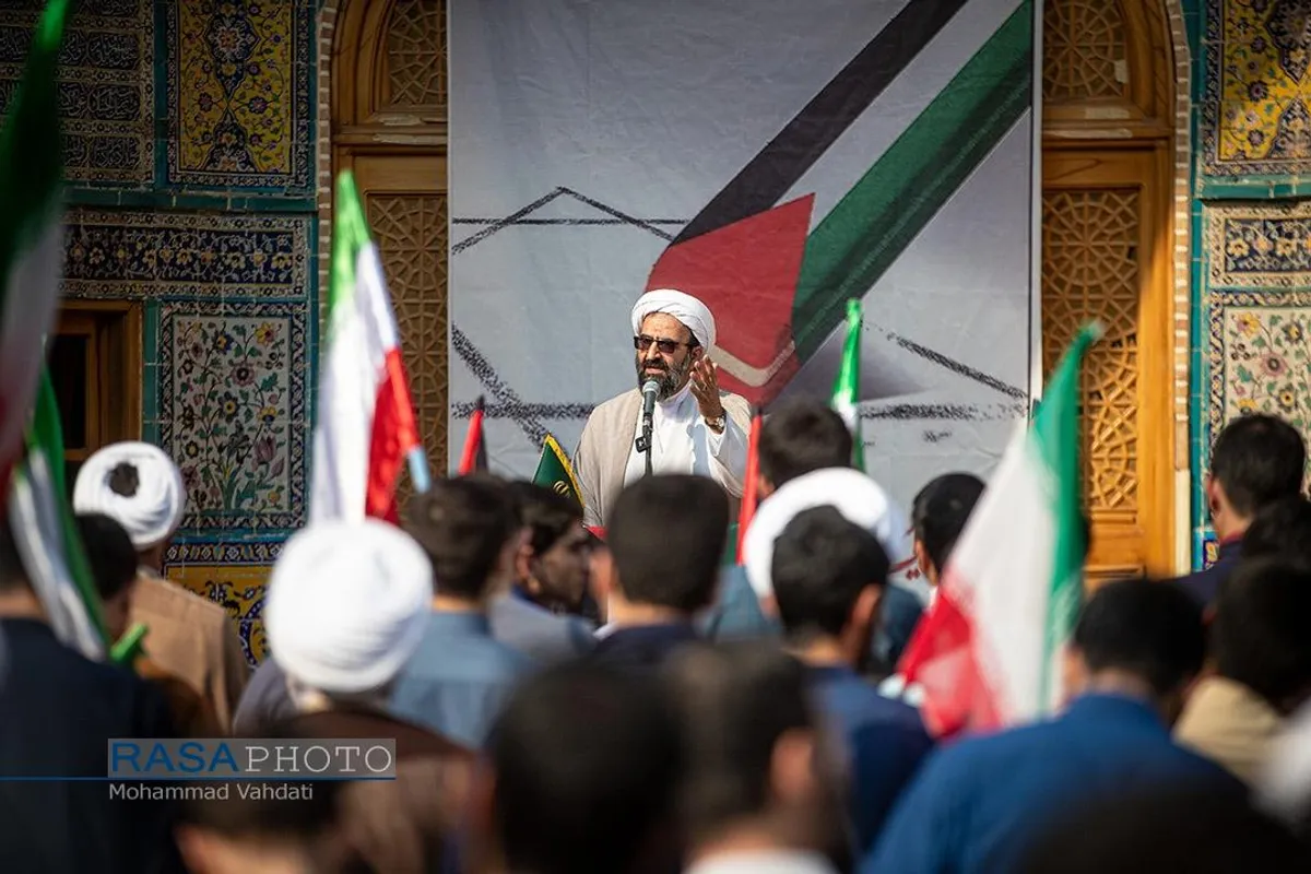 تجمع طلاب مدرسه علمیه مروی تهران در حمایت از عملیات نیروهای مسلح