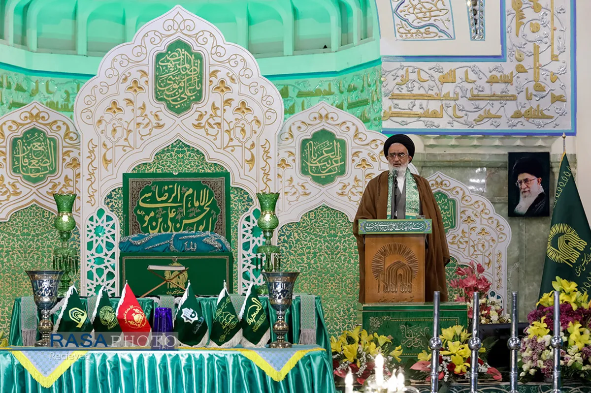 آیین تعویض پرچم گنبد منور رضوی در روز میلاد امام رضا(علیه&zwnj;السلام)
