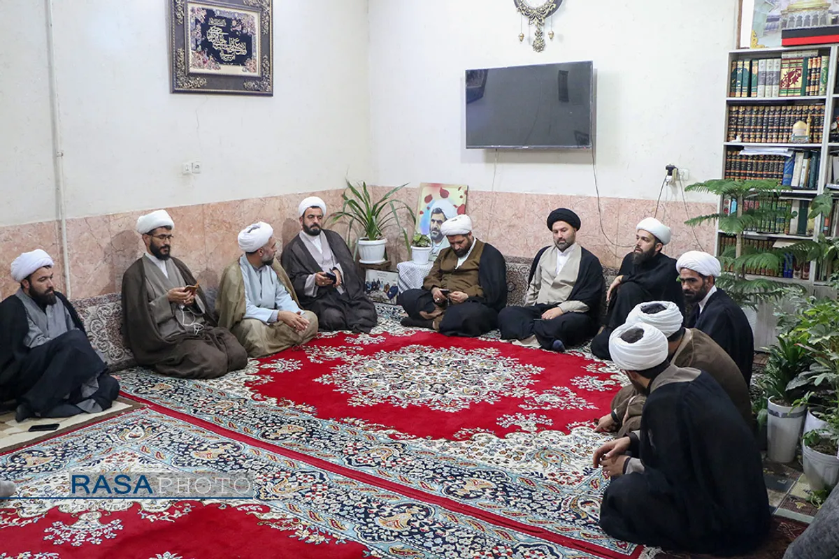 حضور جمعی از مدیران مدارس علمیه جهادی در منزل شهید اصلانی