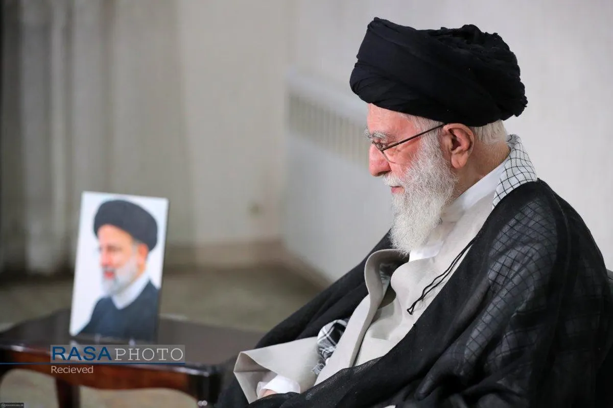 حضور رهبر معظم انقلاب در منزل رئیس&zwnj;جمهور شهید آیت الله رئیسی
