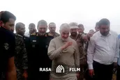 اولین فیلم از حضور سردار سلیمانی در مناطق سیل‌زده