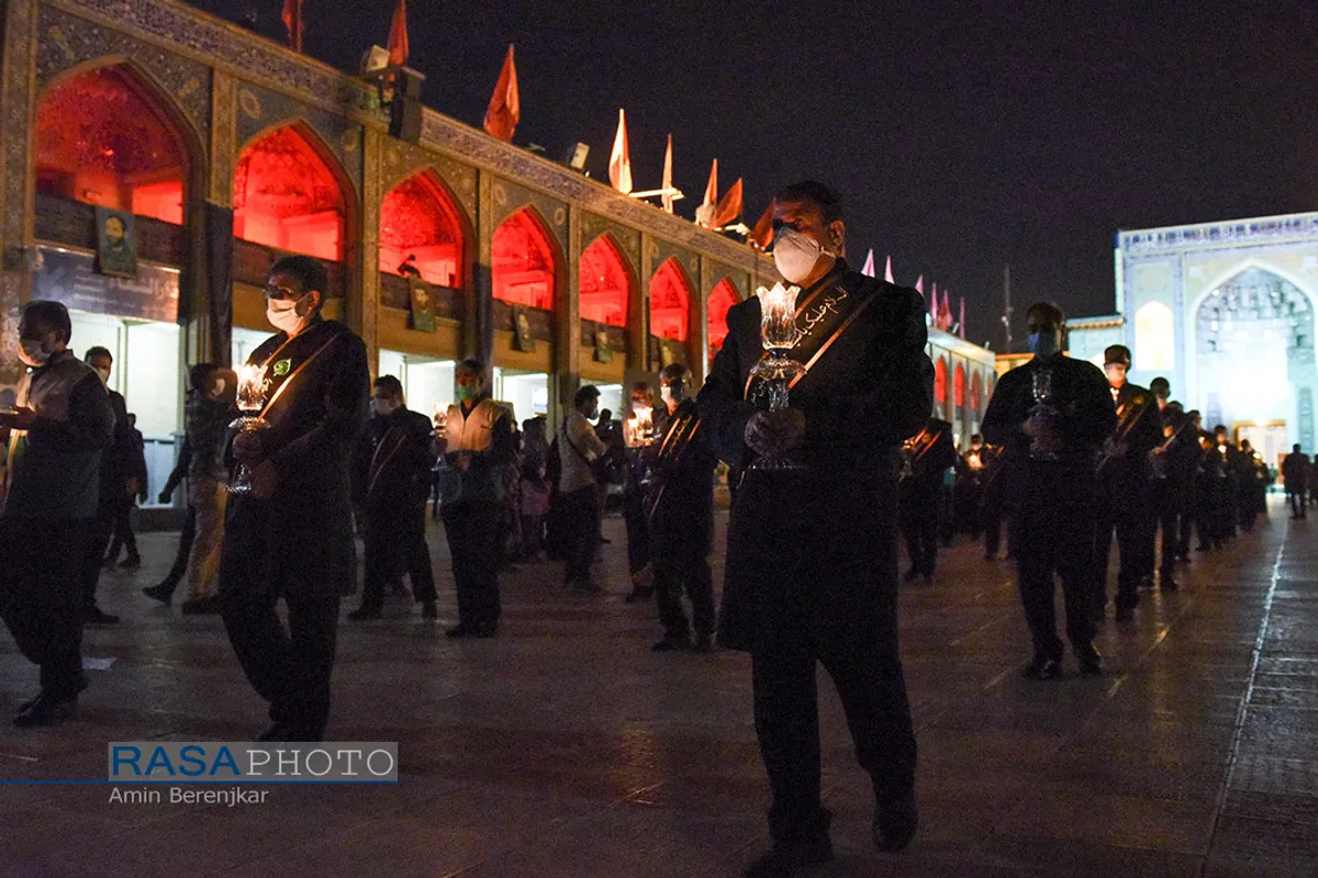 آیین لاله گردانی شب شام غریبان شهادت امام رضا(ع) در شیراز&lrm;