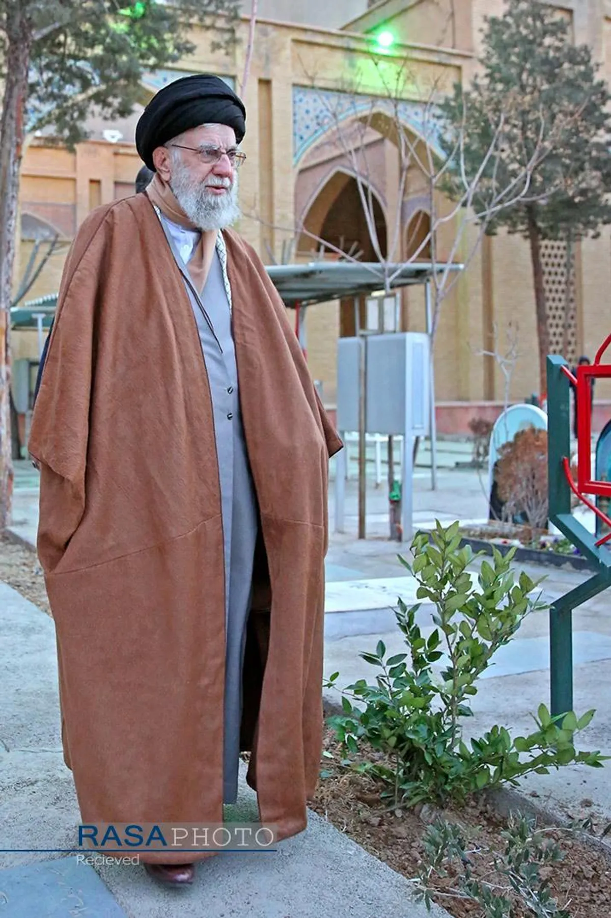 حضور مقام معظم رهبری در مرقد مطهر امام راحل (ره) و گلزار شهدای بهشت زهرا (سلام&zwnj;الله&zwnj;علیها)