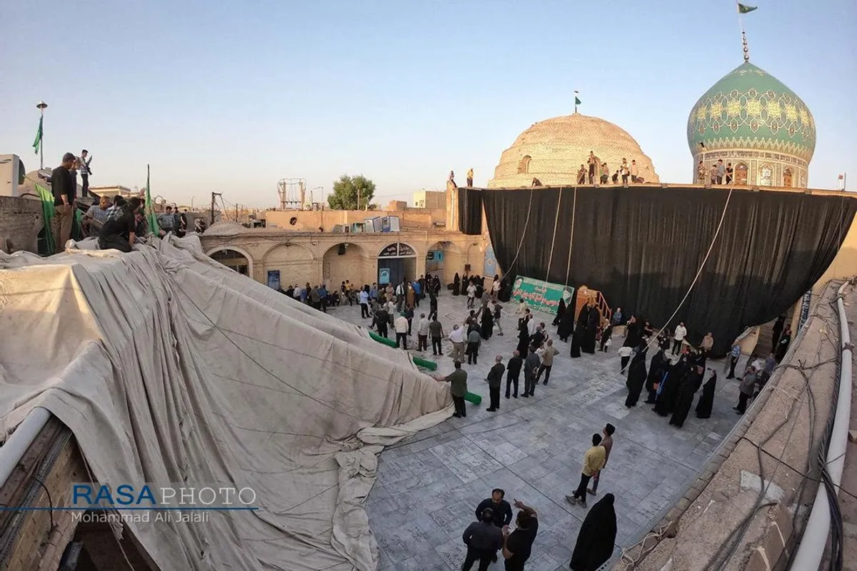 اهتزاز خیمه عزای حضرت ابا&zwnj;عبد&zwnj;الله&zwnj;الحسین (علیه السلام) در حرم امام زاده موسی مبقع قم در آستانه محرم
