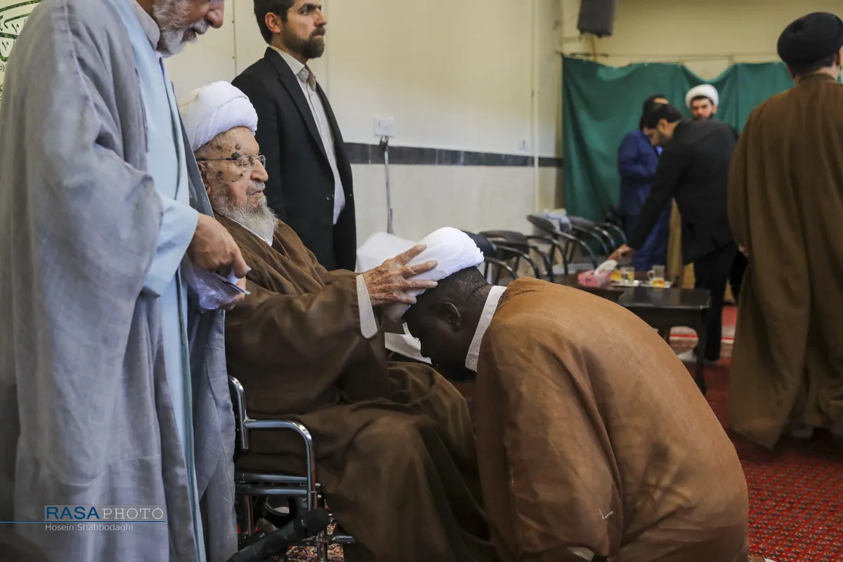 جشن میلاد پیامبر (ص) و عمامه گذاری طلاب در بیوت مراجع تقلید
