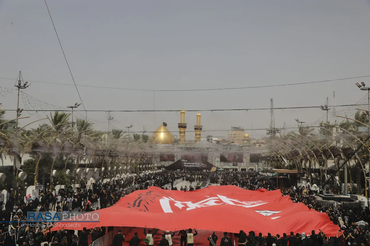 رونمایی از بزرگترین پرچم خونخواهی رهبر شهید انقلاب در بین الحرمین
