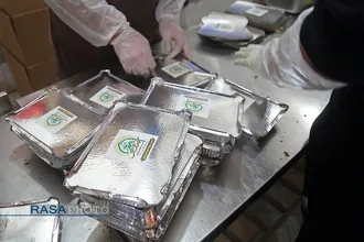طبخ و توزیع غذای متبرک حرم مطهر امام رضا (علیه السلام) بین بیماران کرونایی در قم