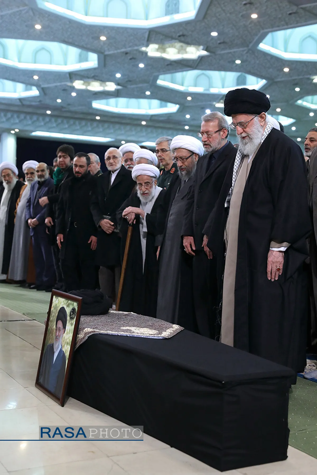 مراسم اقامه نماز بر پیکر آیت&zwnj;الله هاشمی شاهرودی به امامت رهبر انقلاب