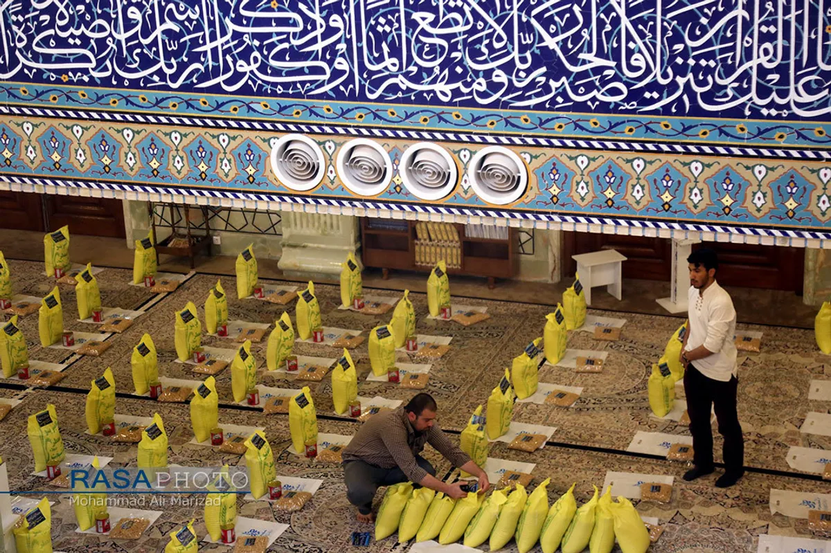 آماده سازی بسته&zwnj;های کمک معیشتی حضرت آیت الله مکارم شیرازی