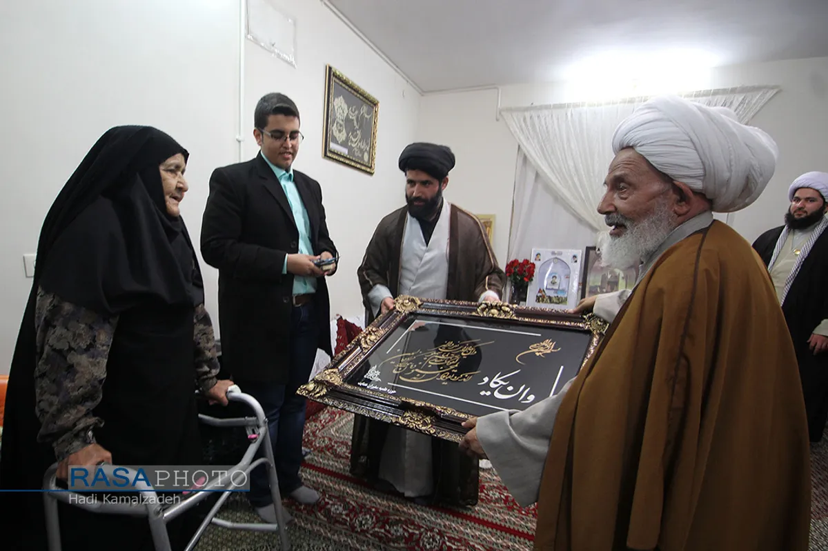 دیدار و تکریم خانواده شهدا با حضور جمعی از طلاب در بیرجند&lrm;