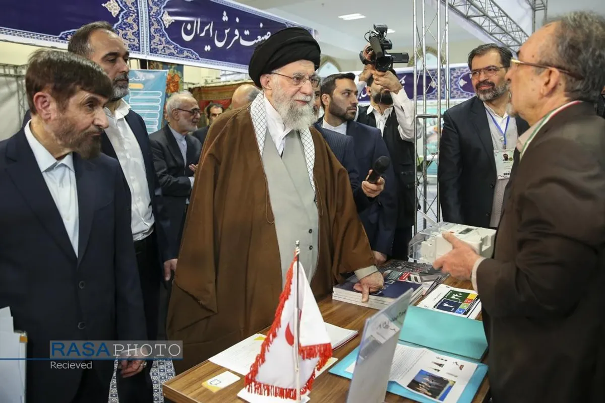 بازدید رهبر انقلاب از نمایشگاه پیشگامان پیشرفت