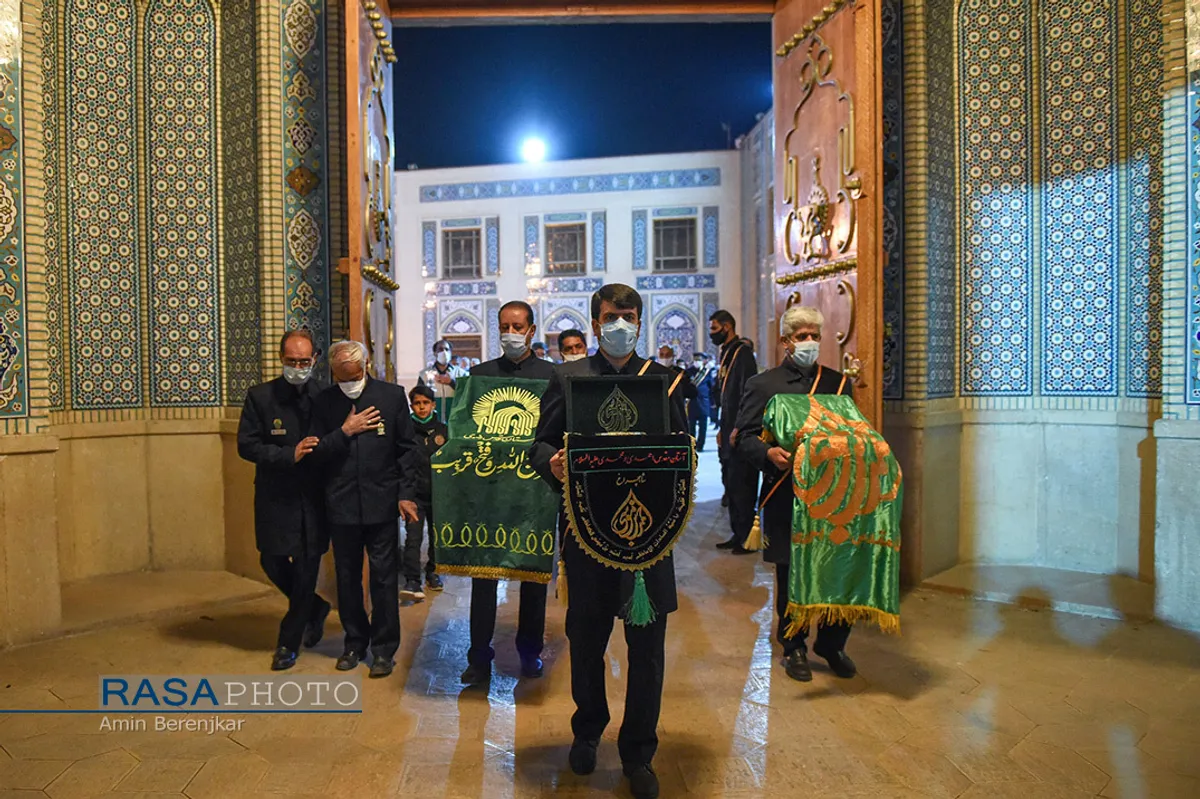 آیین لاله گردانی شب شام غریبان شهادت امام رضا(ع) در شیراز&lrm;