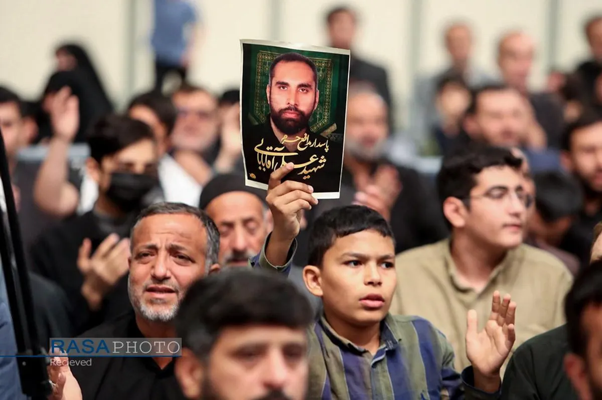 اقامه نماز توسط مقام معظم رهبری بر پیکر هفت شهید راه قدس
