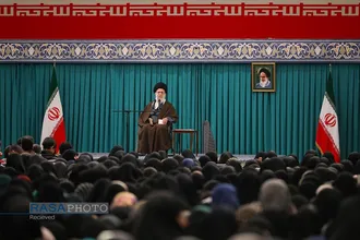 دیدار جمعی از رأی اولی&zwnj;ها و خانواده&zwnj;های شهدا با رهبر انقلاب