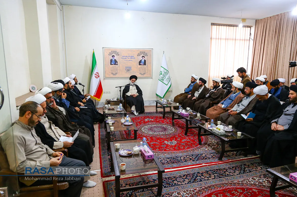 دیدار معاون فرهنگی اوقاف با آیت الله حسینی بوشهری&lrm;&lrm;