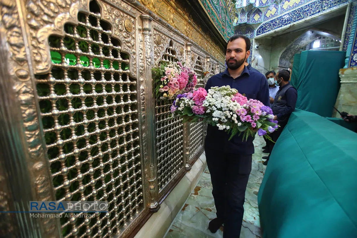گل آرایی ضریح حرم حضرت معصومه (سلام الله علیها) در آغاز دهه کرامت