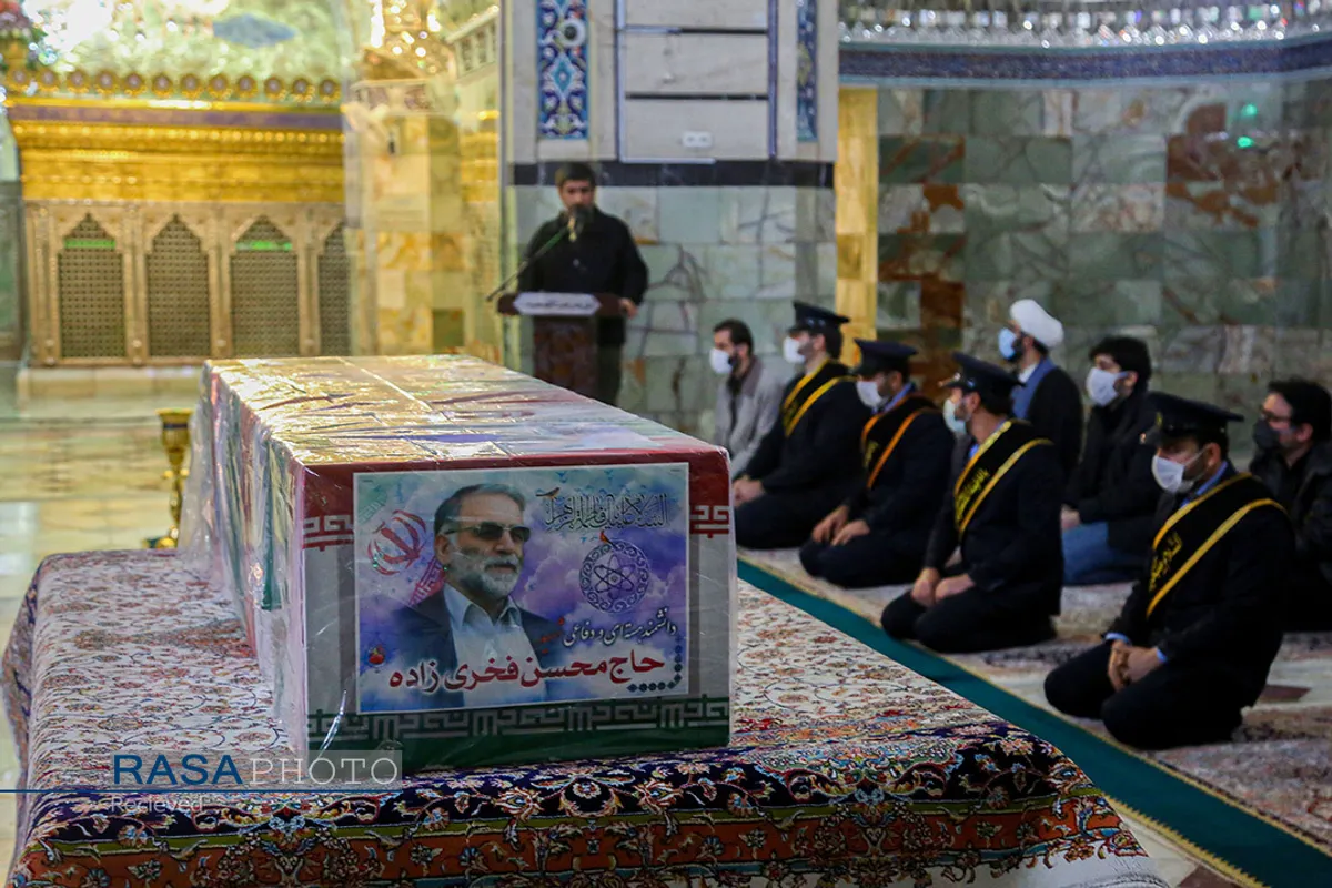 طواف و وداع با پیکر شهید محسن فخری&zwnj;زاده در حرم مطهر حضرت معصومه (س)