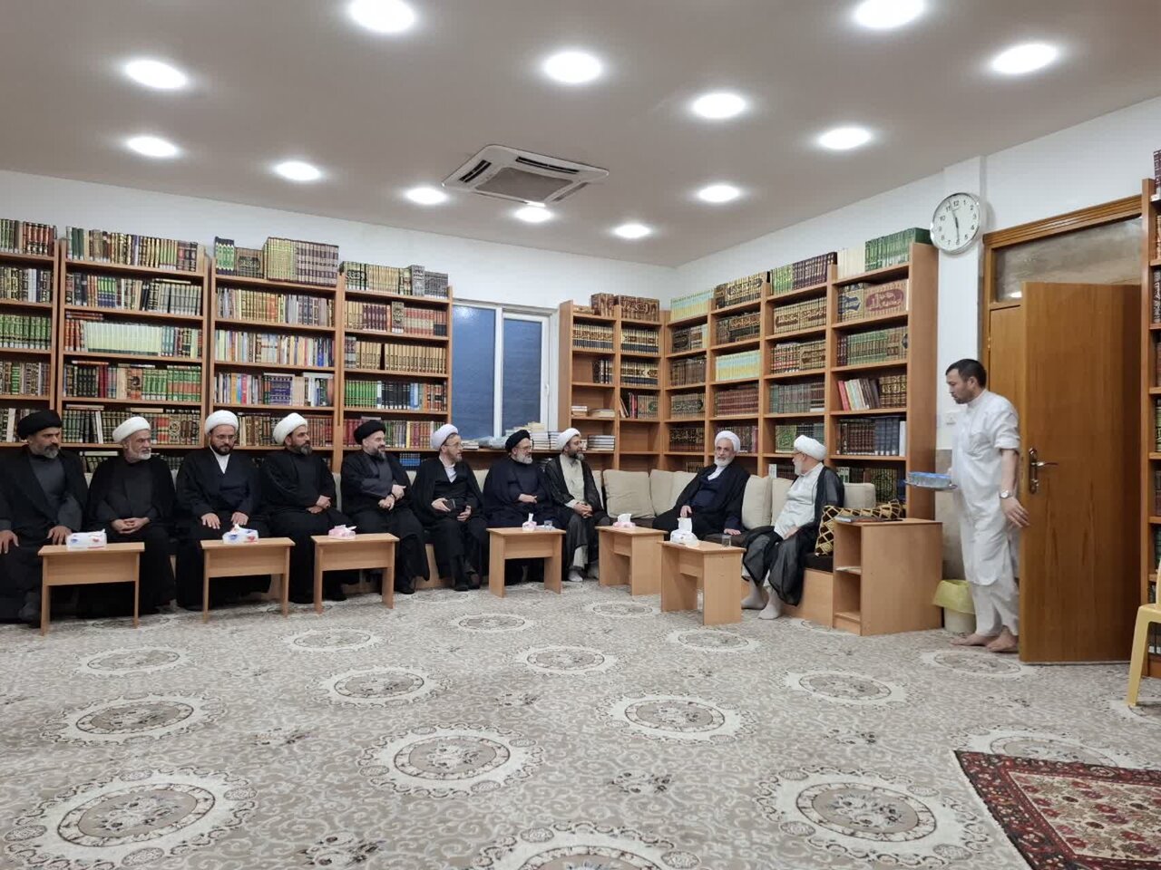 مم / سفر اربعینی آیت‌الله اعرافی به عراق؛ از زیارت و دیدار با مراجع تا تجلیل از ملت عراق