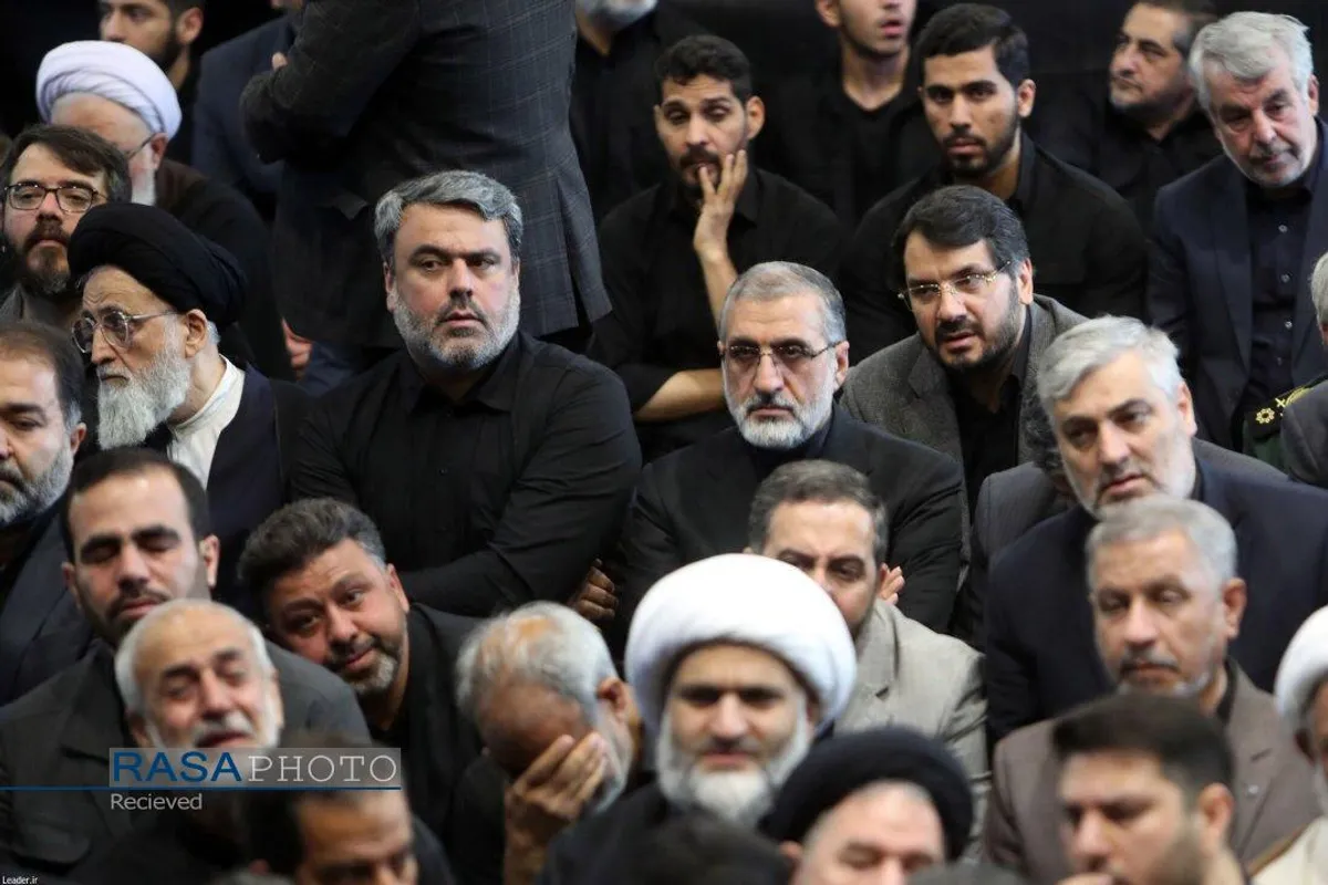 اقامه نماز توسط رهبر معظم انقلاب بر پیکر شهدای خدمت