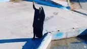 پشت‌ صحنه تصویر پربازدید بانوی جونقانی در قلب ناآرامی‌ها