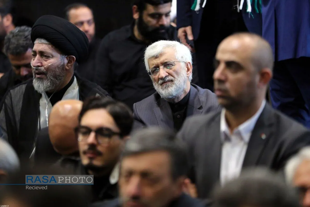 اقامه نماز توسط رهبر معظم انقلاب بر پیکر شهدای خدمت