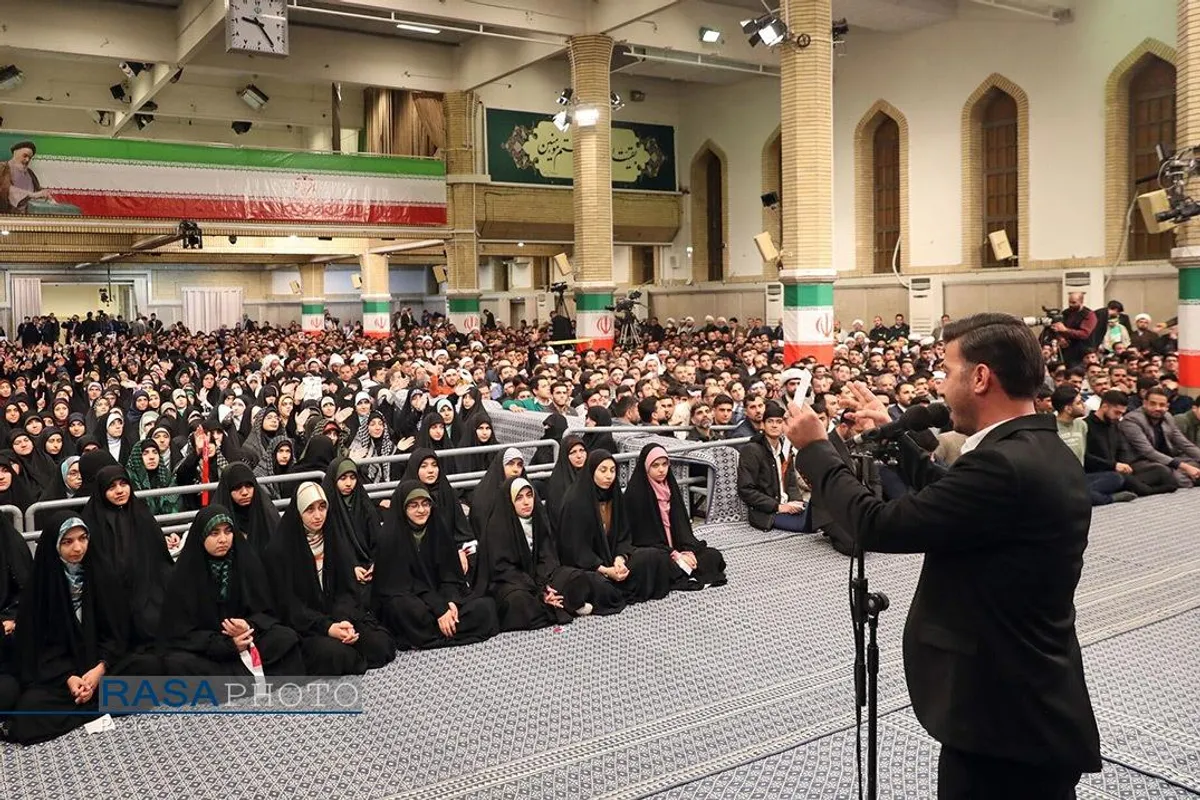 دیدار جمعی از رأی اولی&zwnj;ها و خانواده&zwnj;های شهدا با رهبر انقلاب