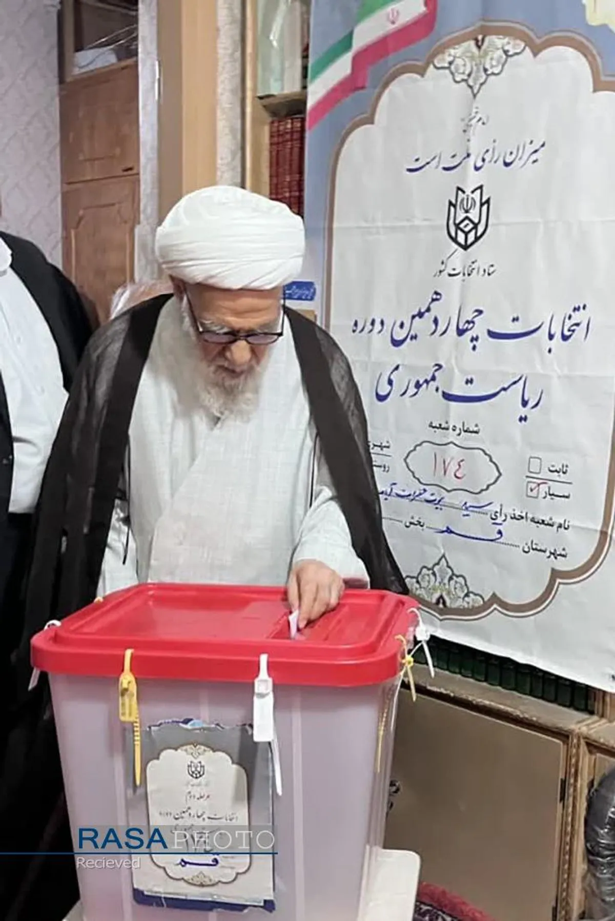 حضور آیت الله گرامی در پای صندوق رای دومین دوره چهاردهمین انتخابات ریاست جمهوری