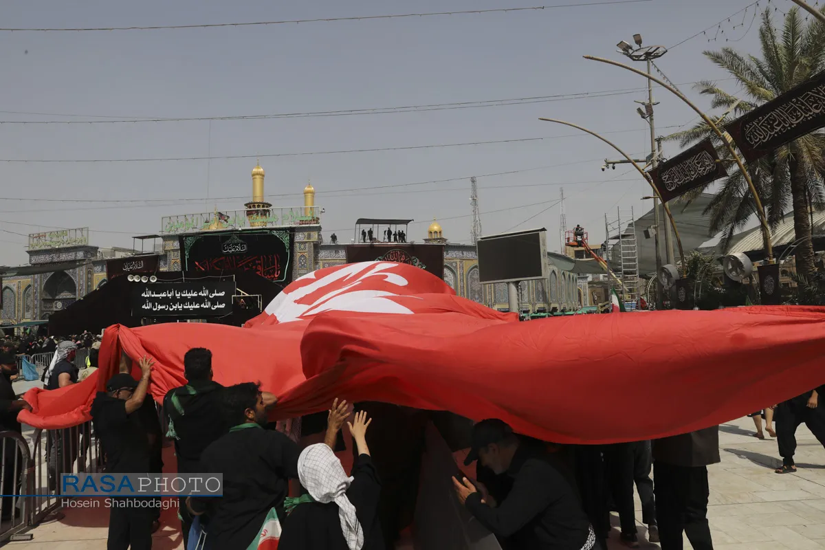 رونمایی از بزرگترین پرچم خونخواهی رهبر شهید انقلاب در بین الحرمین
