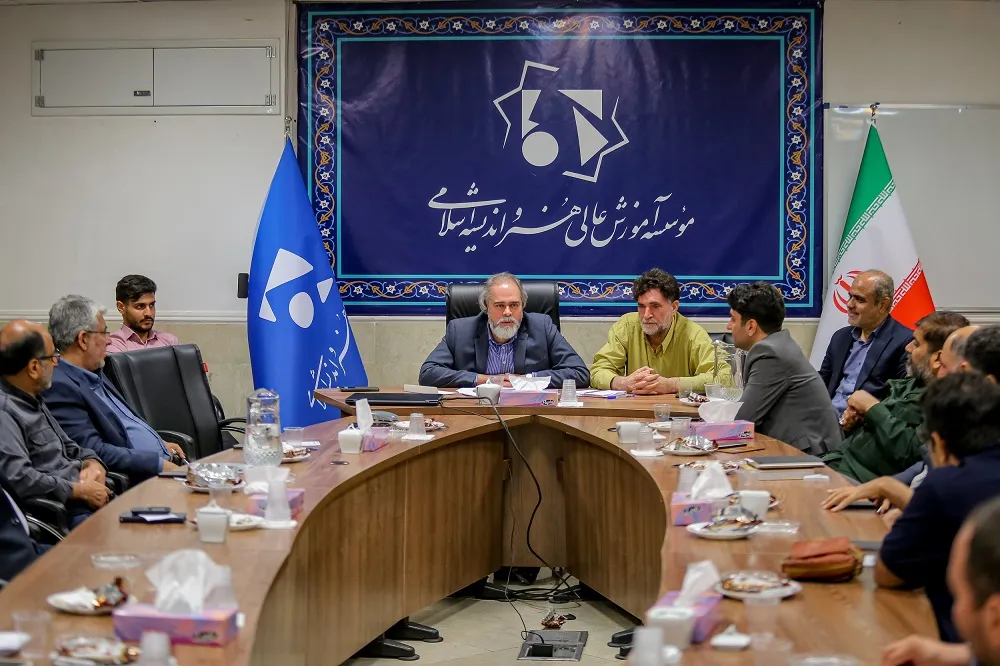 نشست صمیمانه رئیس سازمان سینمایی با فعالان حوزه هنر و سینما در قم