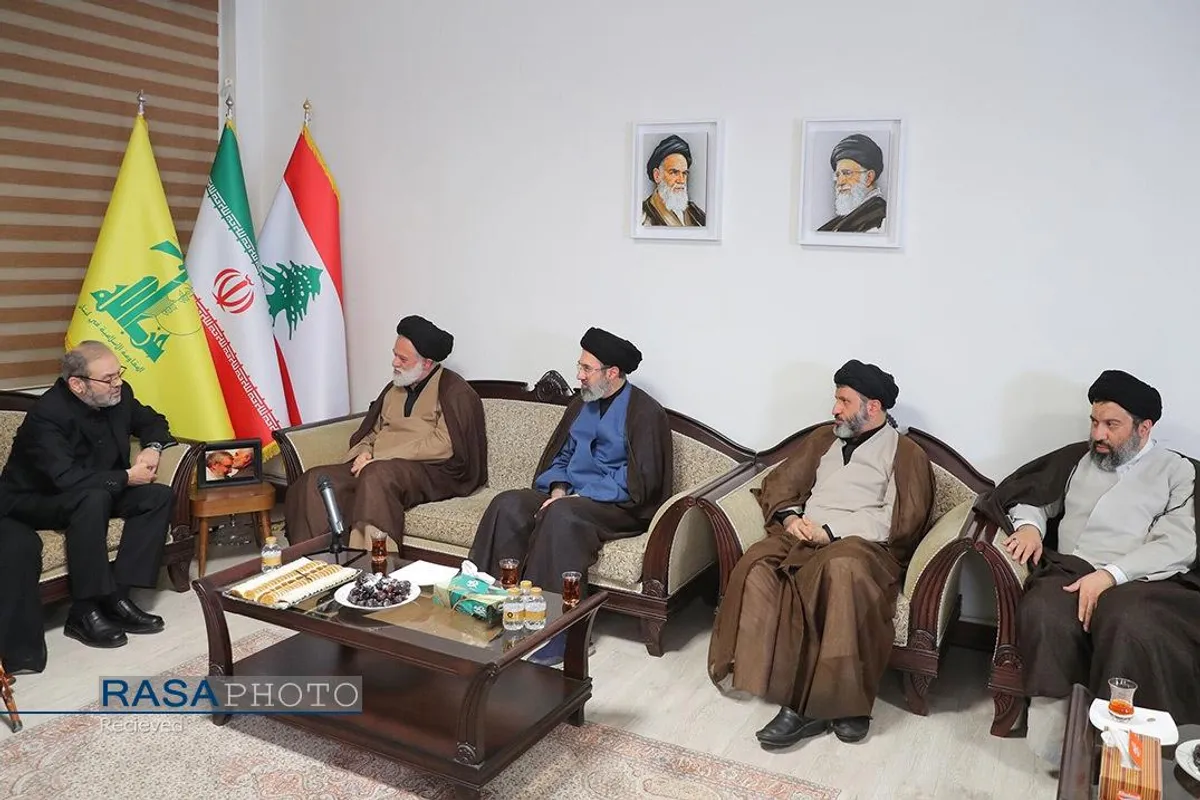 حضور جمعی از فرزندان رهبر انقلاب در دفتر حزب&zwnj;الله در تهران به منظور ابلاغ پیام ایشان
