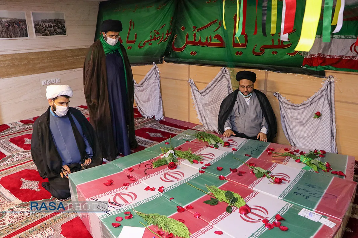 مراسم وداع جمعی از طلاب با پیکر شهدای تازه تفحص شده در اهواز&lrm;