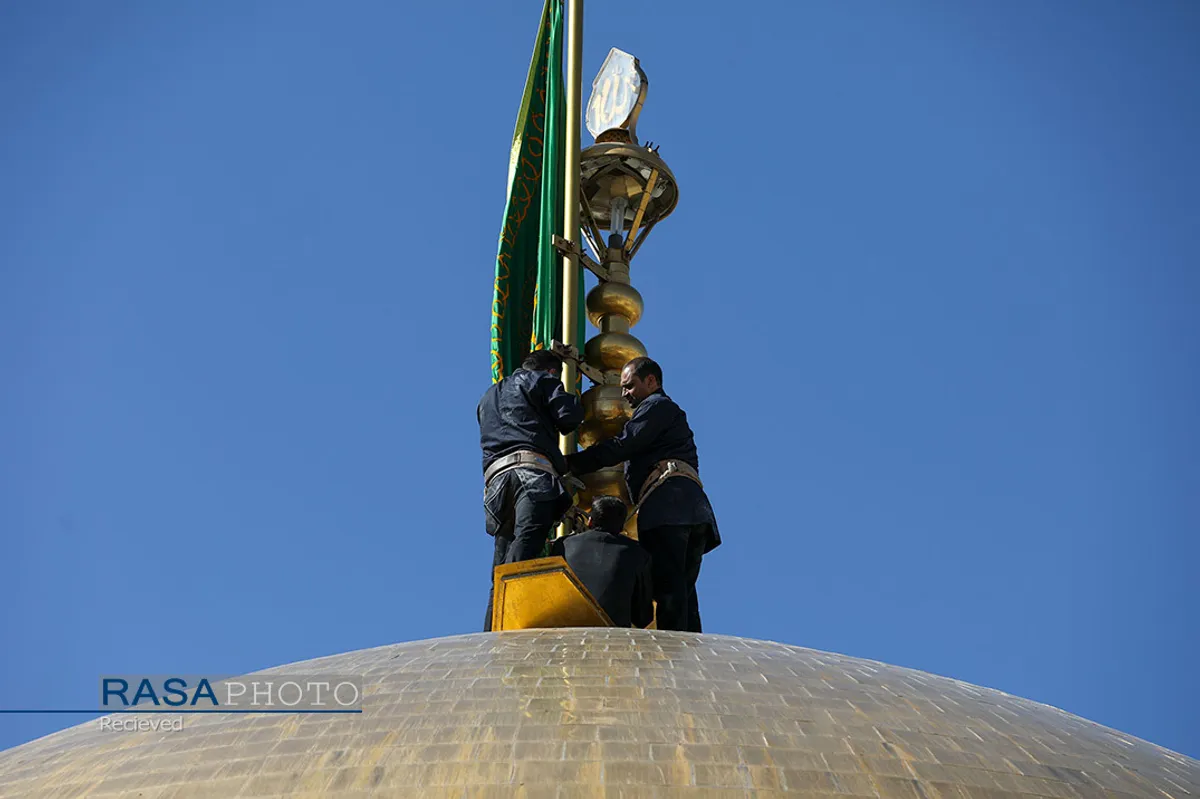 آیین تعویض پرچم گنبد منور رضوی در روز میلاد امام رضا(علیه&zwnj;السلام)