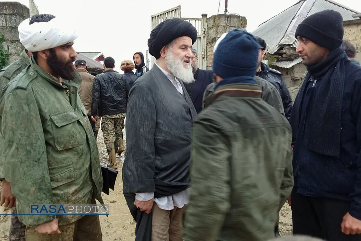 آیت الله توکل نماینده مردم مازندران در مجلس خبرگان رهبری، حجت الاسلام حسن روحانی امام جمعه بابل، حجت الاسلام شکریان رئیس سازمان تبلیغات اسلامی با حضور در مناطق سیل زده مازندران از روند امداد رسانی به سیل زدگان بازدید کردند.