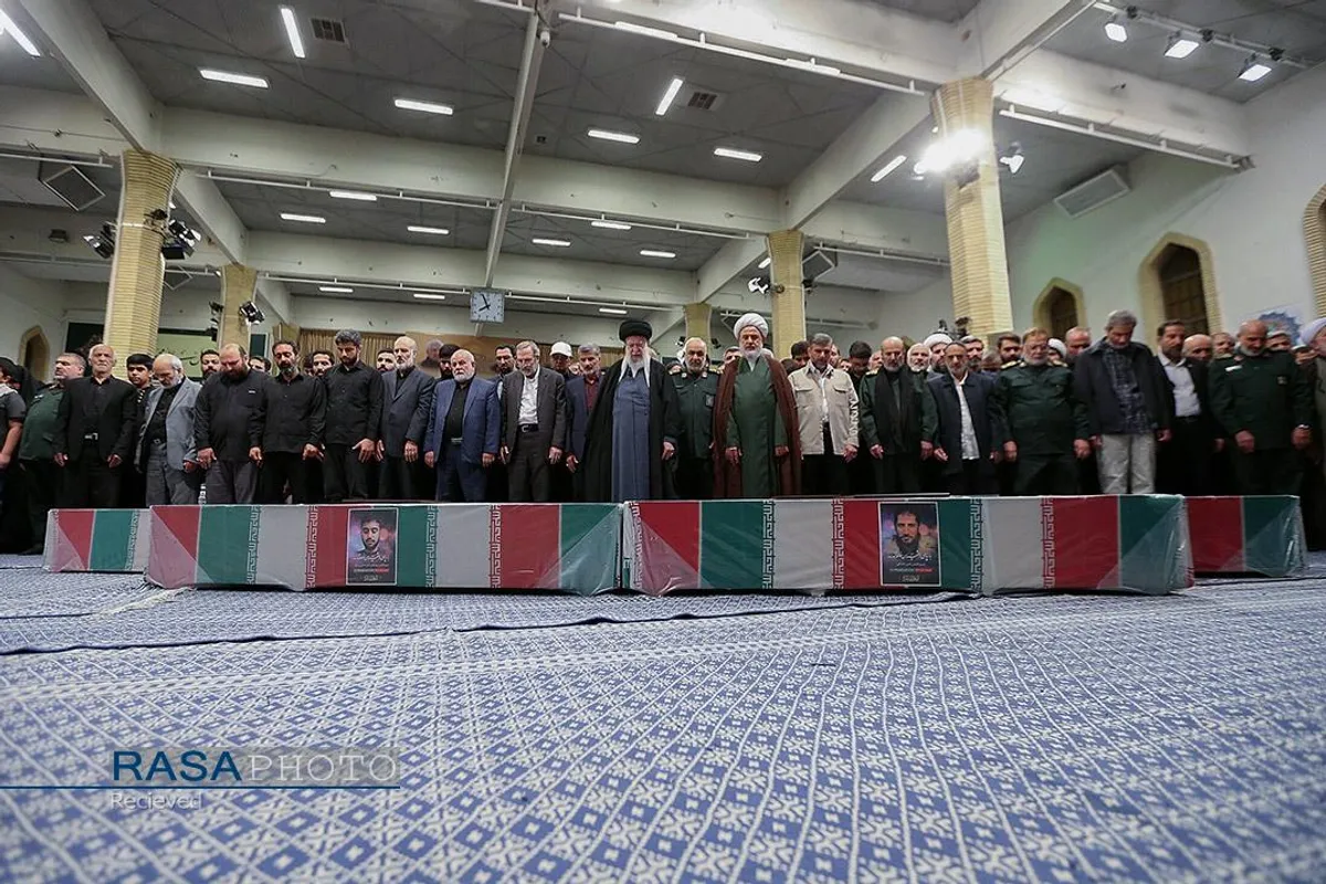 اقامه نماز توسط مقام معظم رهبری بر پیکر هفت شهید راه قدس