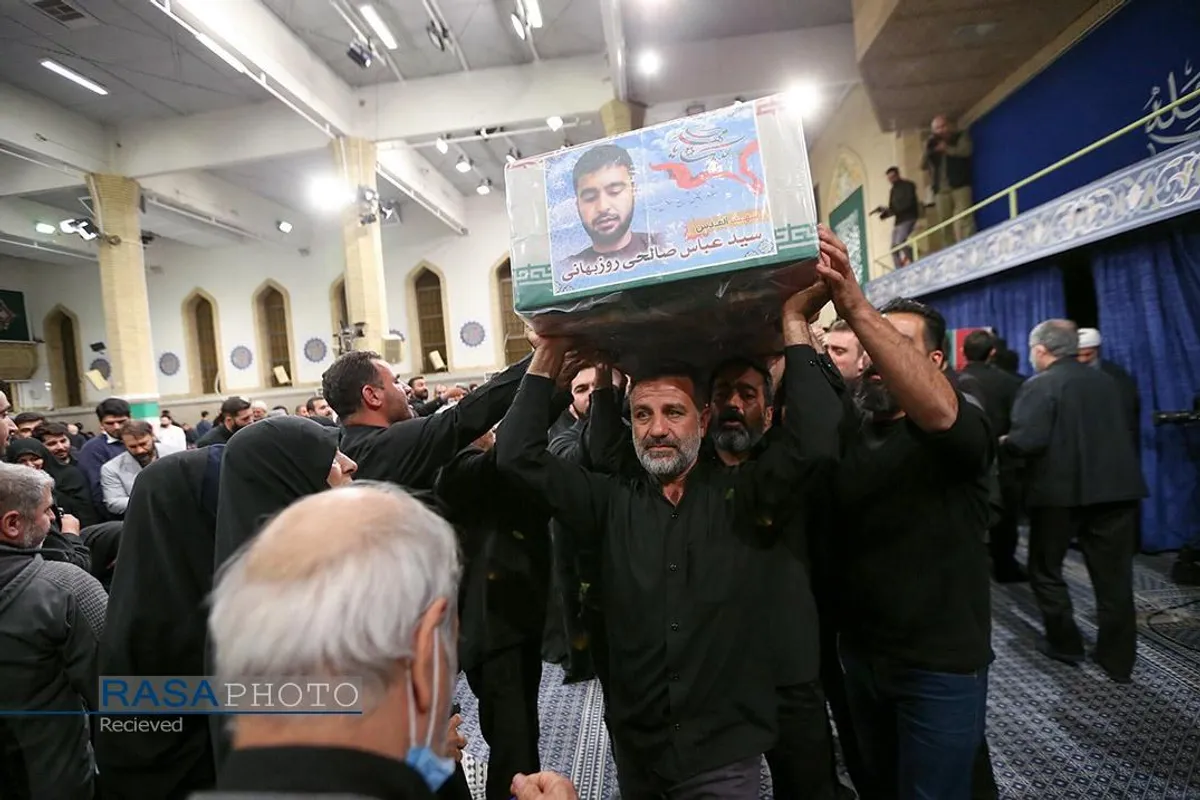 اقامه نماز توسط مقام معظم رهبری بر پیکر هفت شهید راه قدس