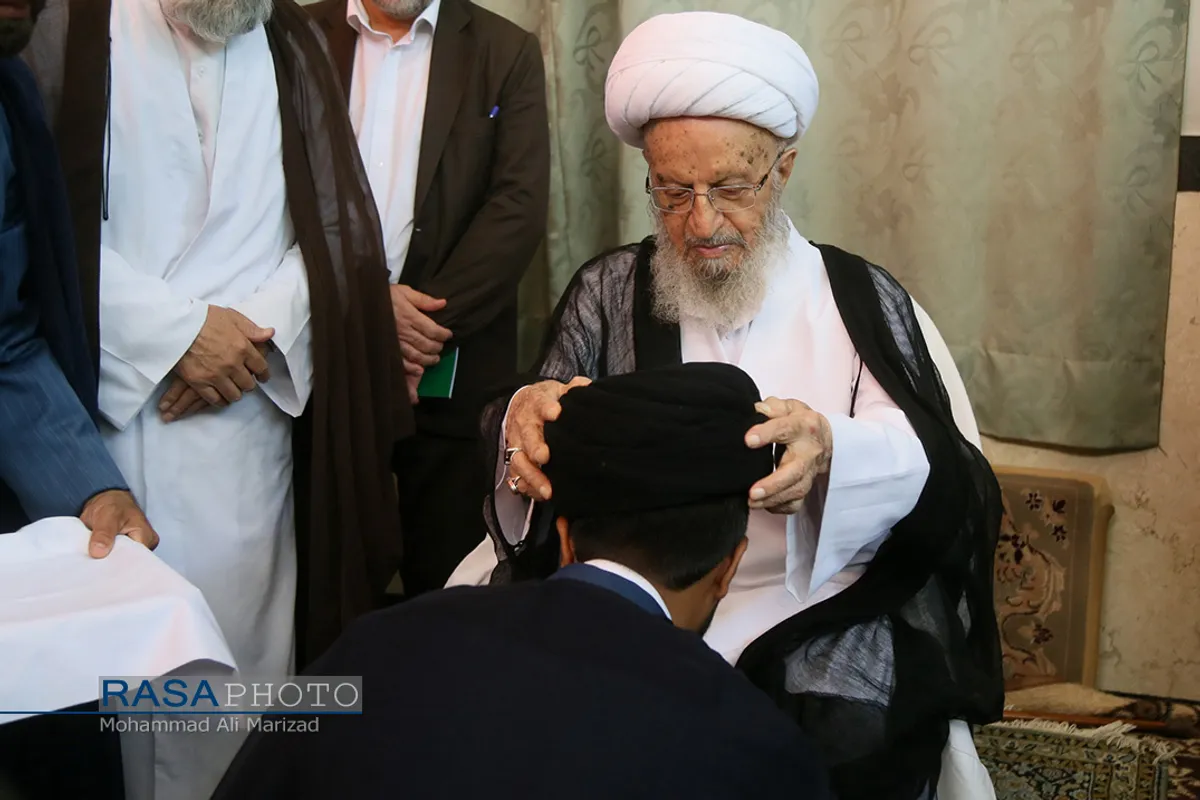 مراسم عمامه&zwnj;گذاری طلاب در بیوت مراجع تقلید در روز عید سعید غدیر