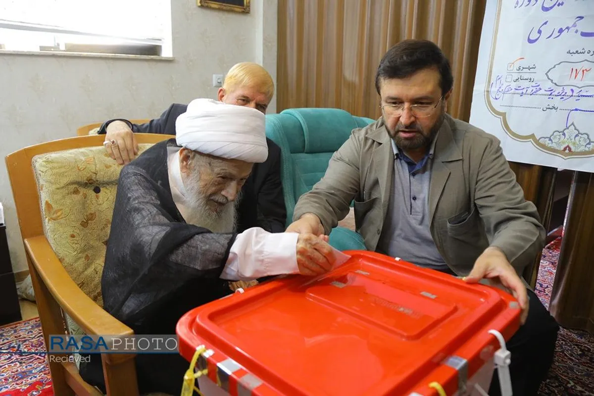 حضور آیت الله محفوظی در پای صندوق رای دومین دوره چهاردهمین انتخابات ریاست جمهوری