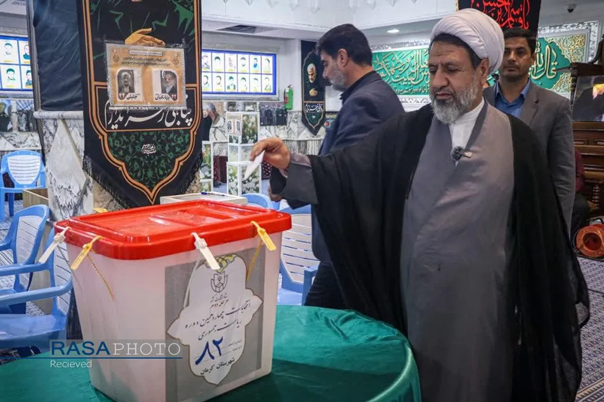 حضور حجت الاسلام والمسلمین علیدادی سلیمانی نماینده ولی فقیه در استان کرمان در پای صندوق رای دومین دوره چهاردهمین انتخابات ریاست جمهوری