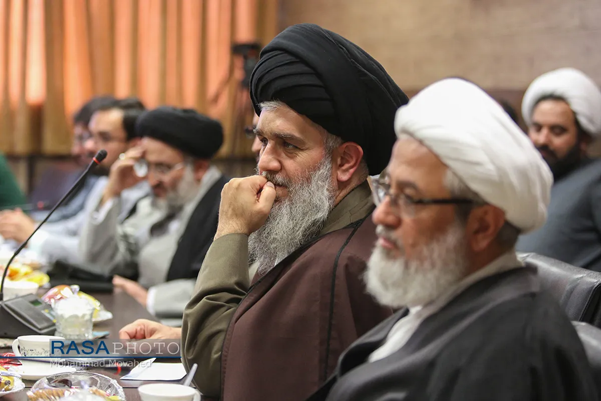 نشست حجت الاسلام خاموشی نماینده، ولی فقیه و ریاست سازمان اوقاف و امور خیریه با خطبا برجسته کشور