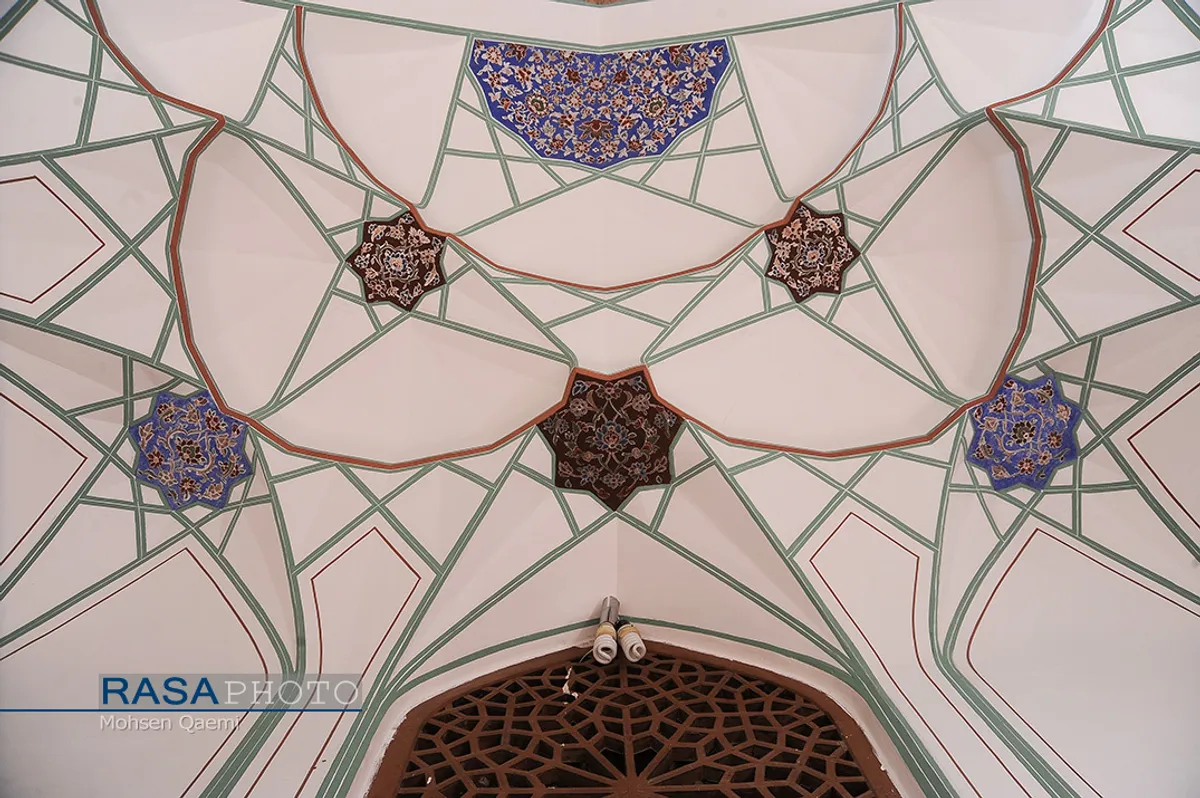 طاق بالای ورودی حجره ها | مدرسه علمیه تاریخی حضرت امام صادق(ع) (مدرسه چهارباغ اصفهان) 