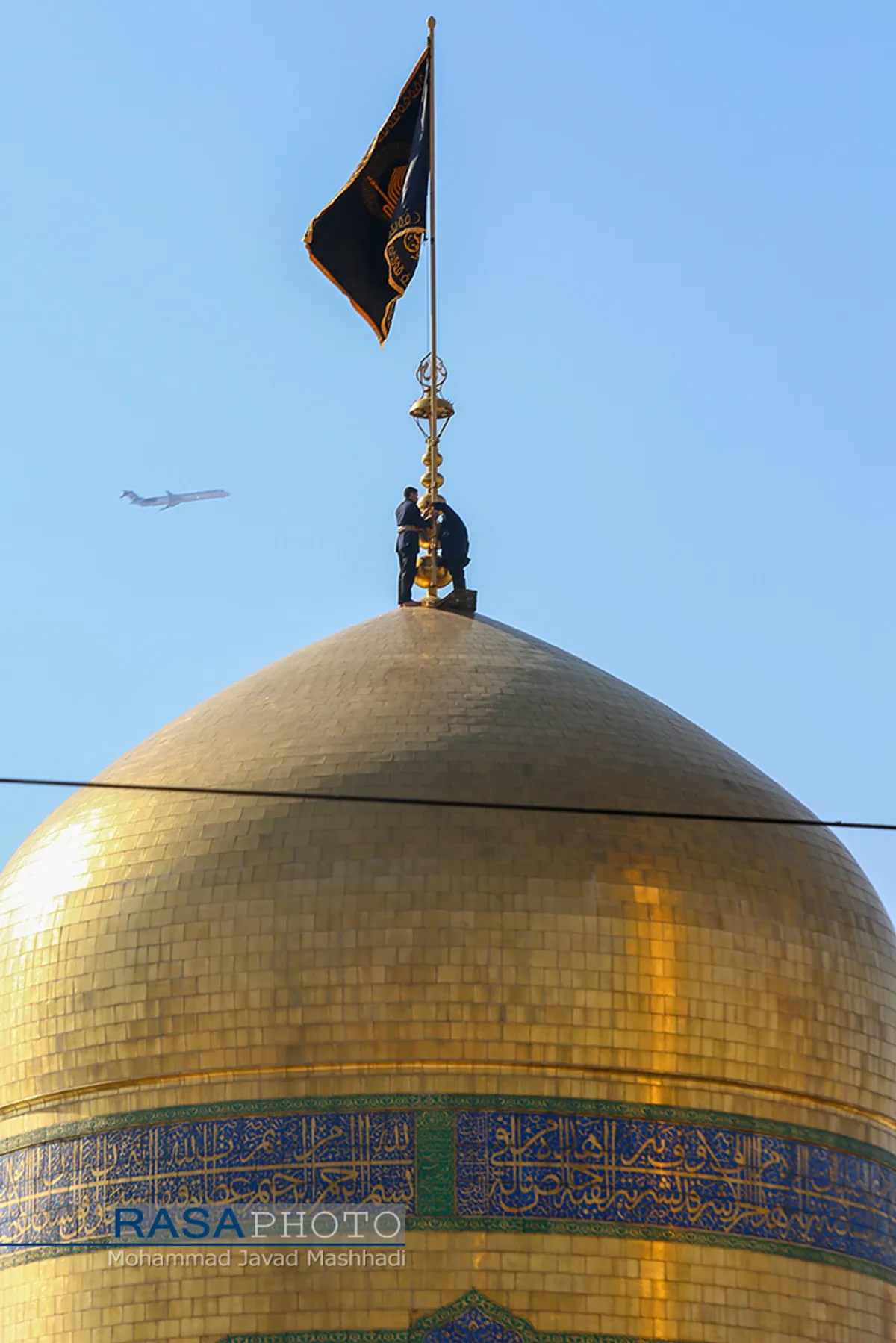 تعویش پرچم گنبد حرم مطهر امام رضا (ع) در پی شهادت حاج قاسم سلیمانی